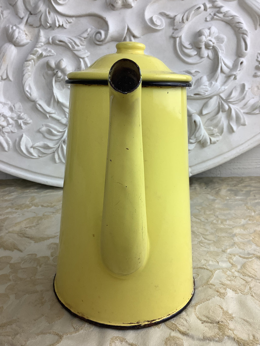 Ancienne cafetière en tôle émaillée jaune et noire – Réf. 27B