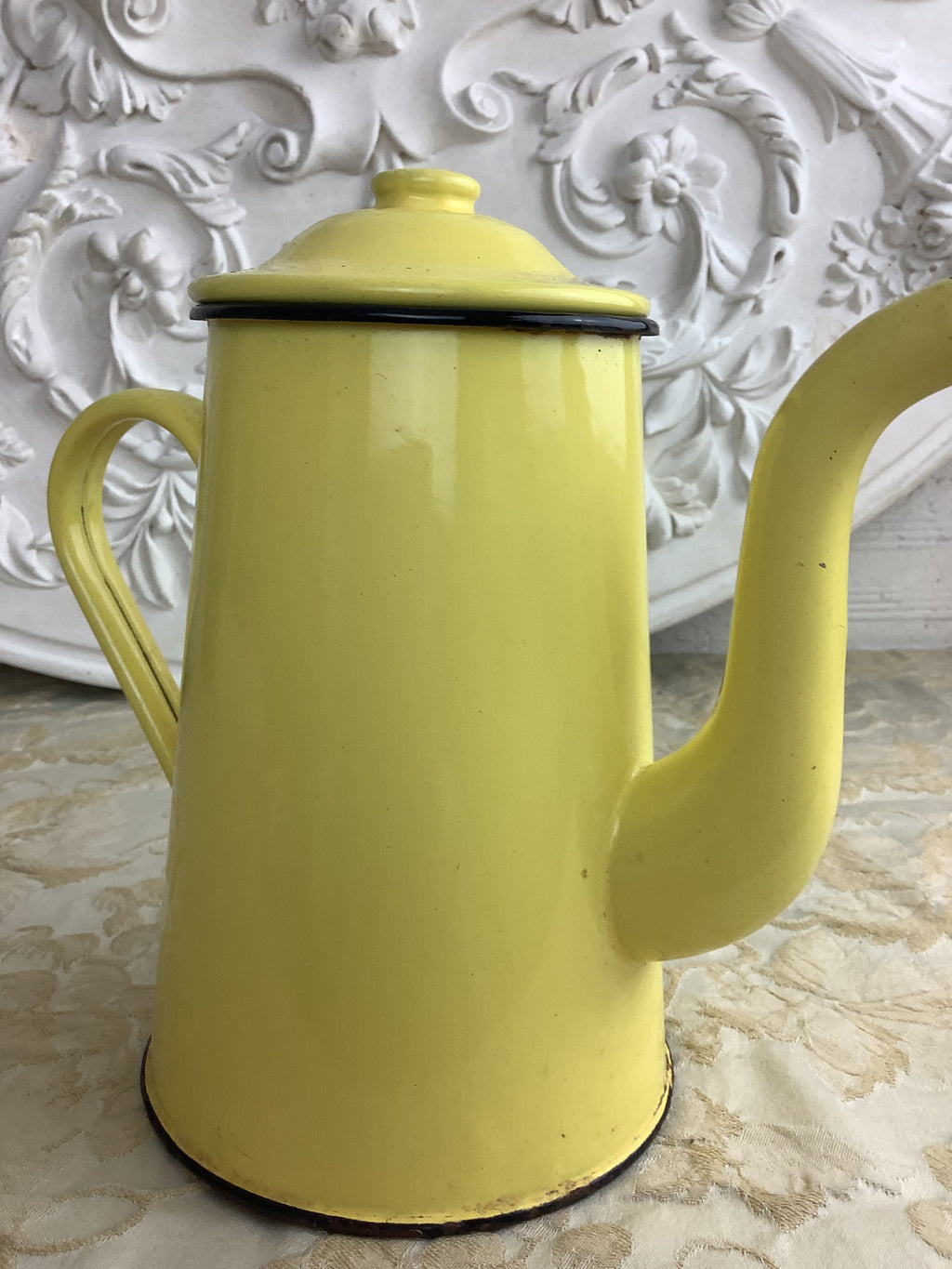 Ancienne cafetière en tôle émaillée jaune et noire – Réf. 27B