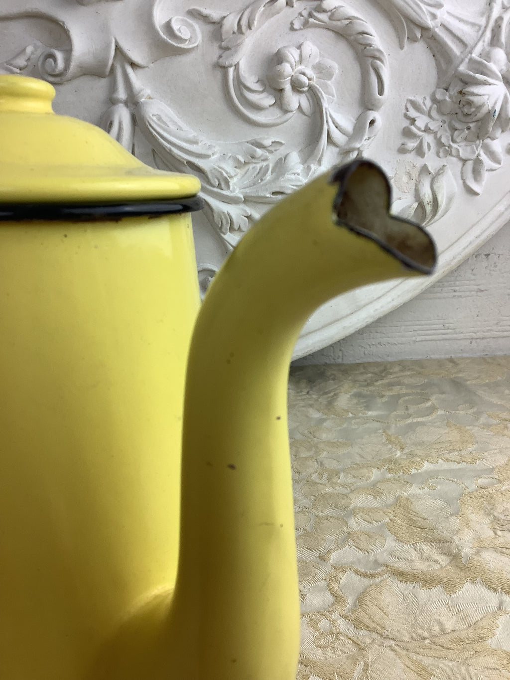 Ancienne cafetière en tôle émaillée jaune et noire – Réf. 27B