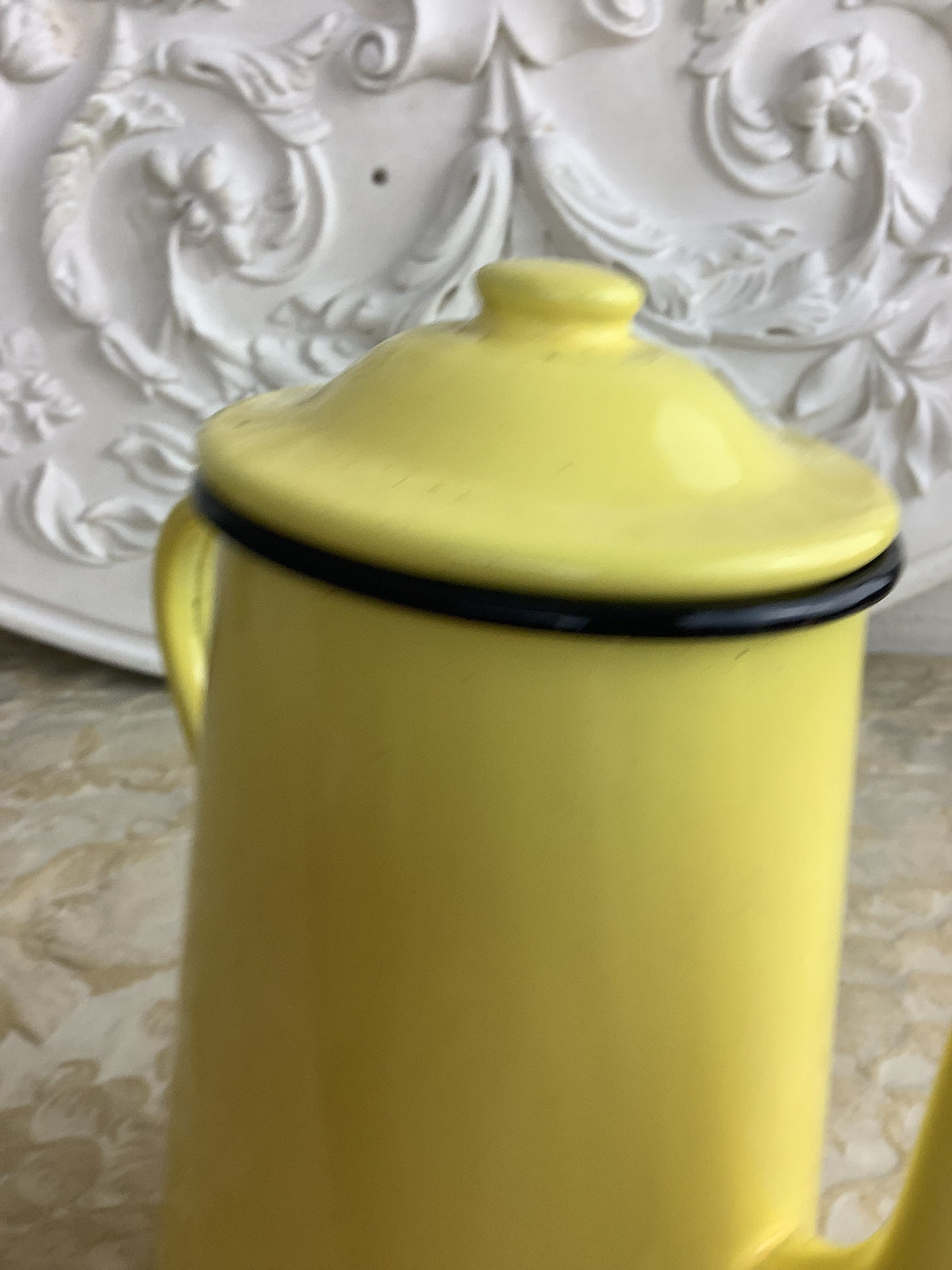 Ancienne cafetière en tôle émaillée jaune et noire – Réf. 27B