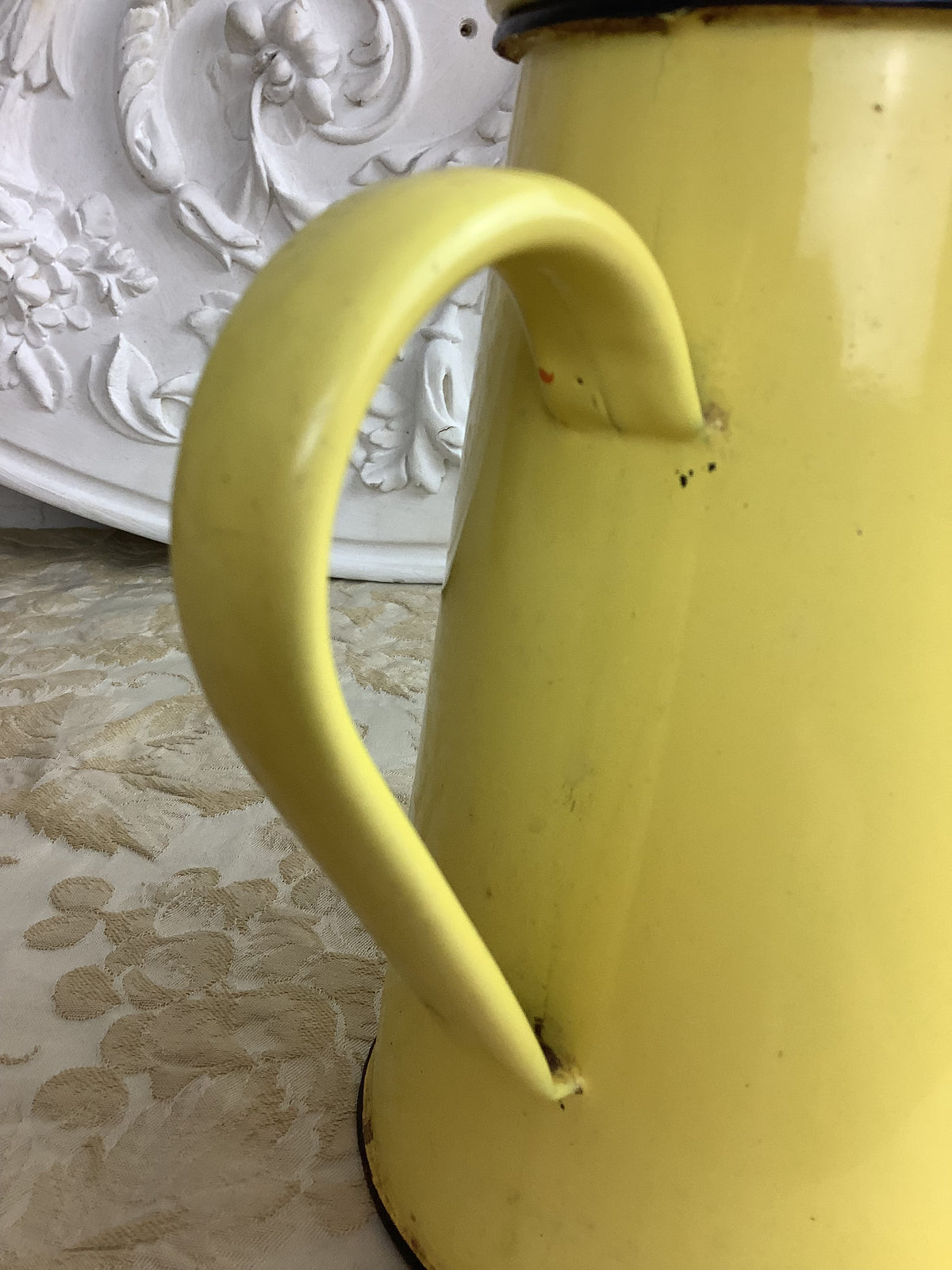 Ancienne cafetière en tôle émaillée jaune et noire – Réf. 27B
