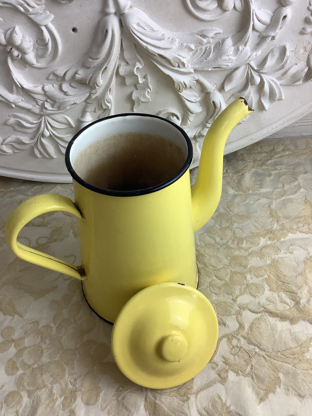 Ancienne cafetière en tôle émaillée jaune et noire – Réf. 27B