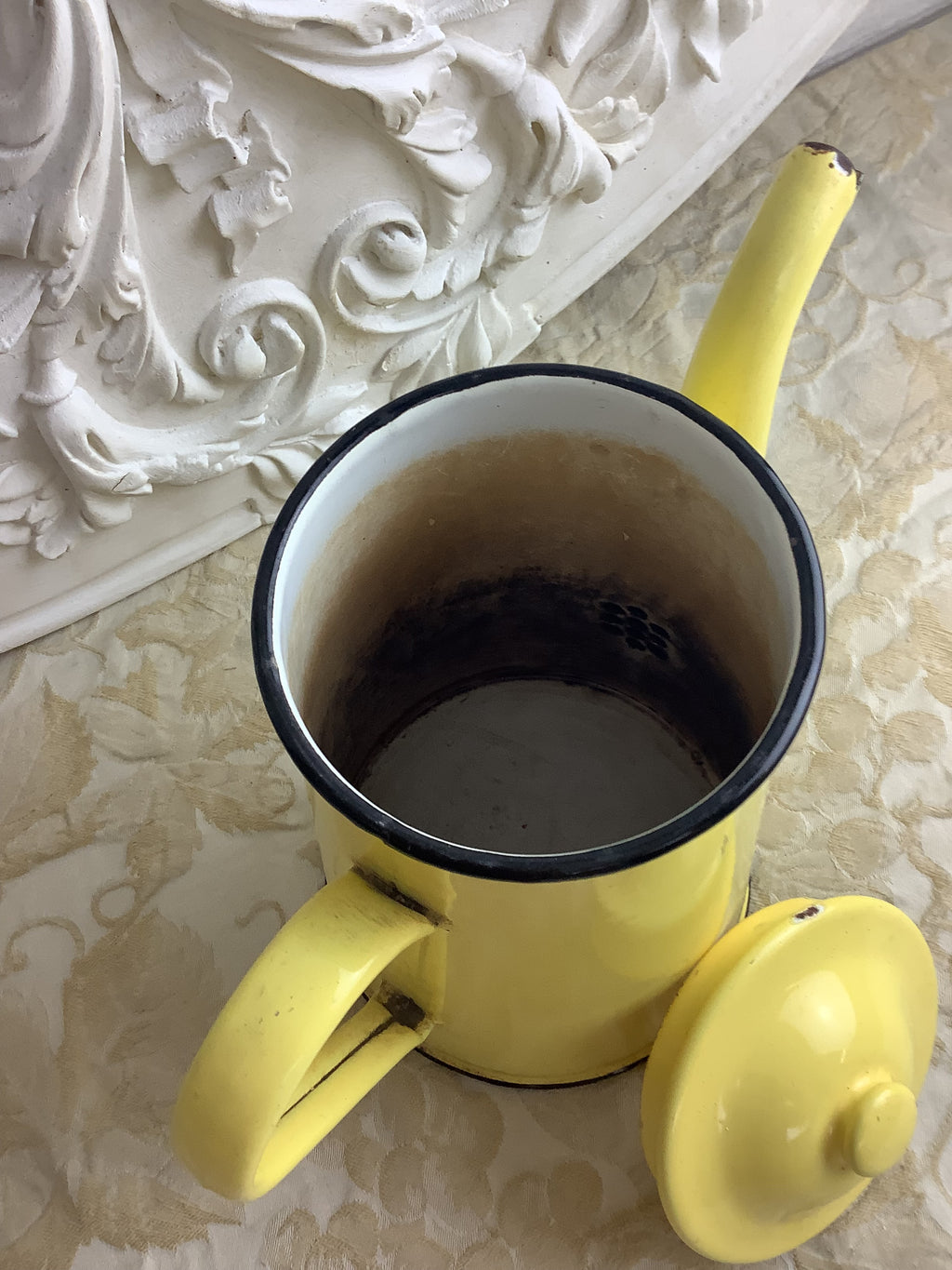 Ancienne cafetière en tôle émaillée jaune et noire – Réf. 27B