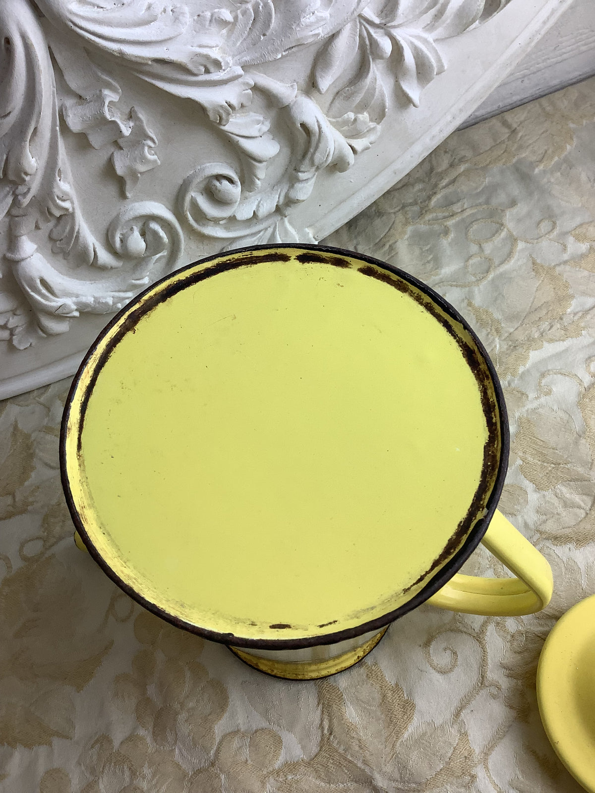 Ancienne cafetière en tôle émaillée jaune et noire – Réf. 27B