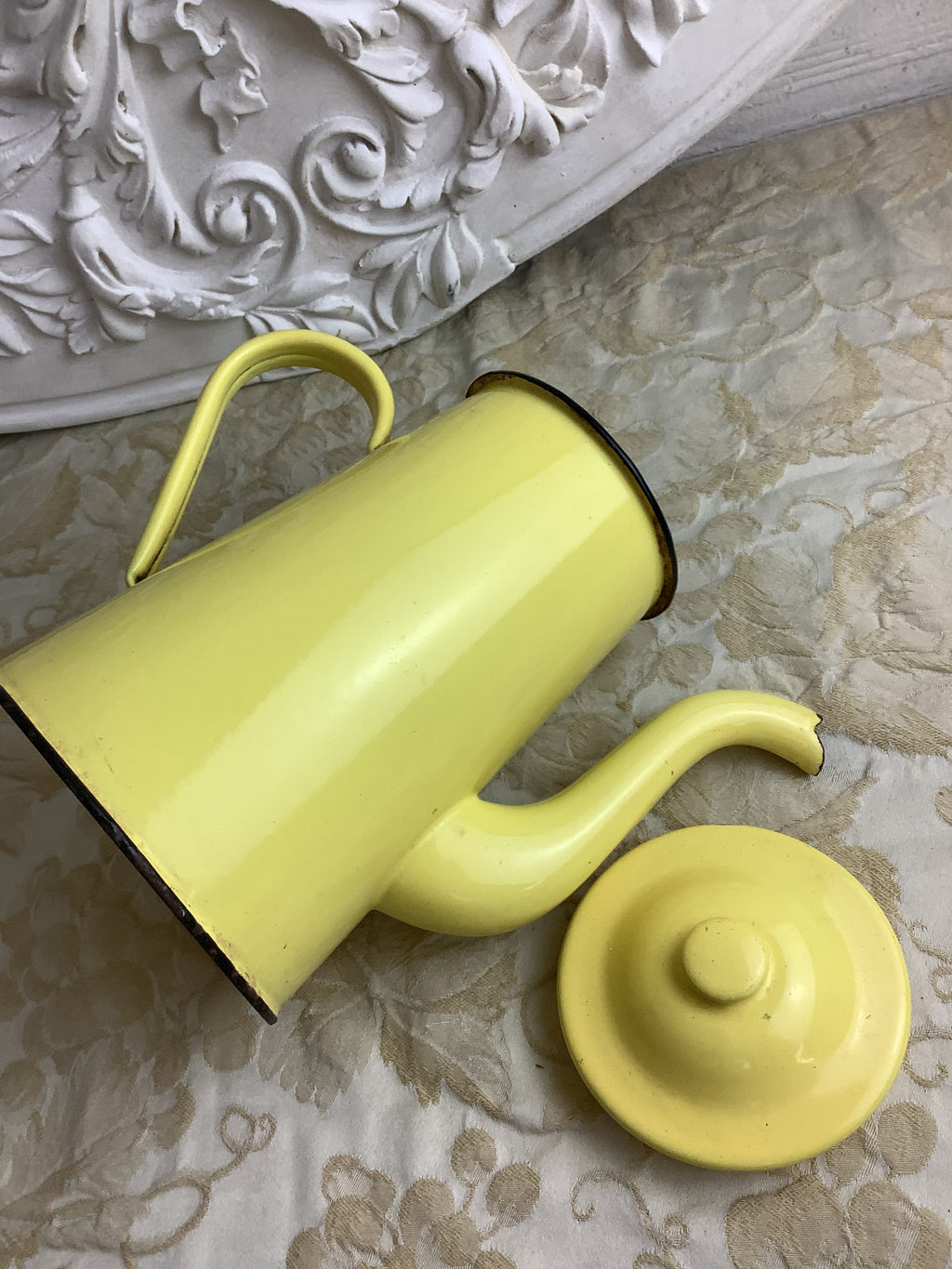 Ancienne cafetière en tôle émaillée jaune et noire – Réf. 27B