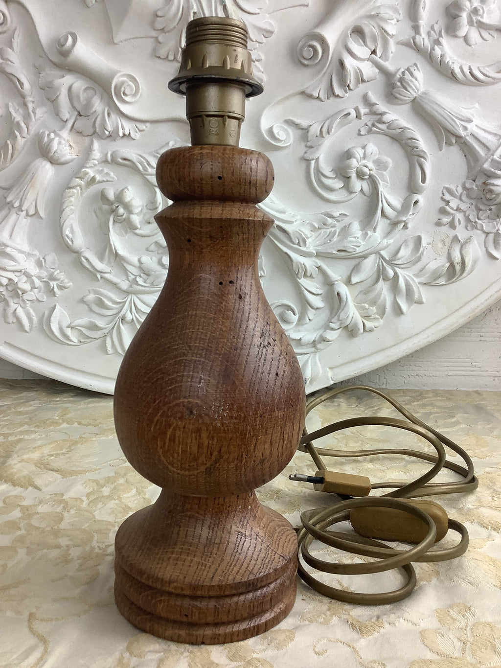 Ancien pied de lampe en chêne massif tourné, style rustique – Réf. 27P