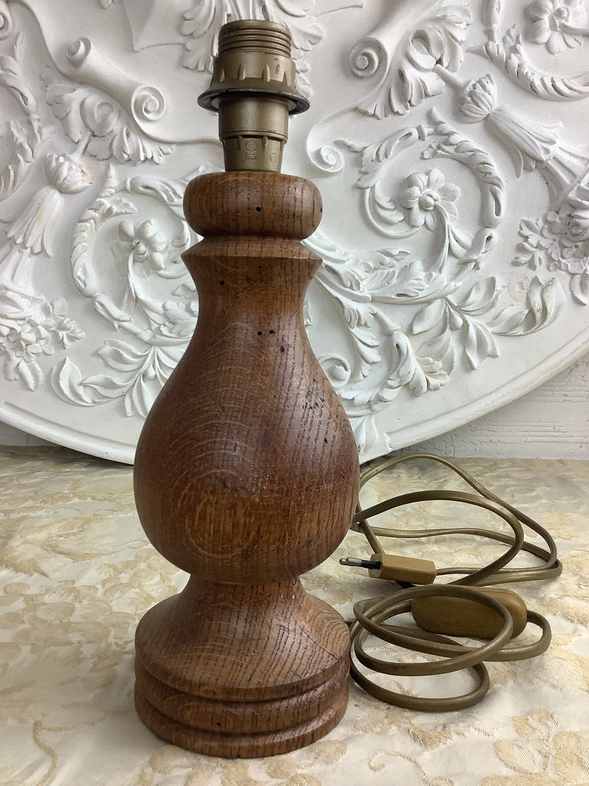 Ancien pied de lampe en chêne massif tourné, style rustique – Réf. 27P