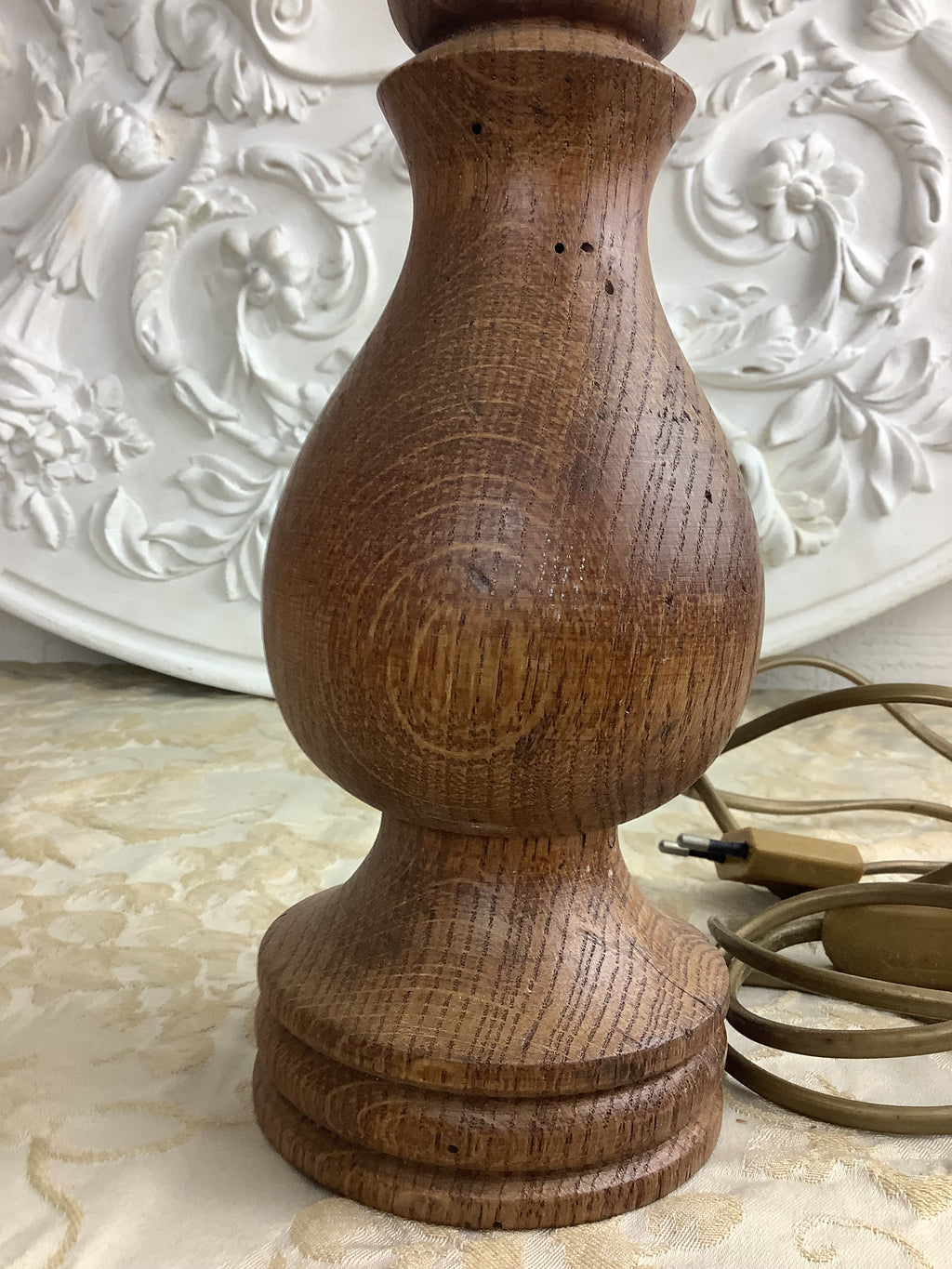 Ancien pied de lampe en chêne massif tourné, style rustique – Réf. 27P