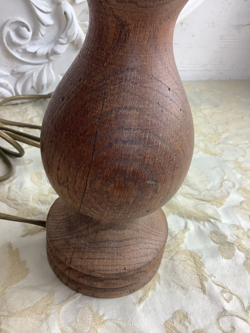 Ancien pied de lampe en chêne massif tourné, style rustique – Réf. 27P