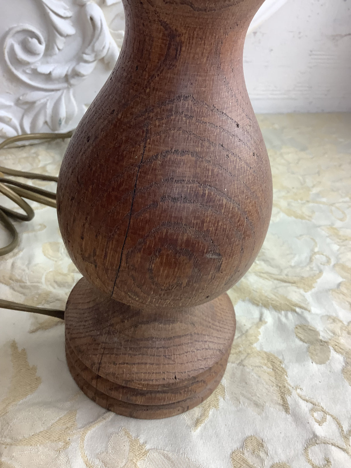 Ancien pied de lampe en chêne massif tourné, style rustique – Réf. 27P