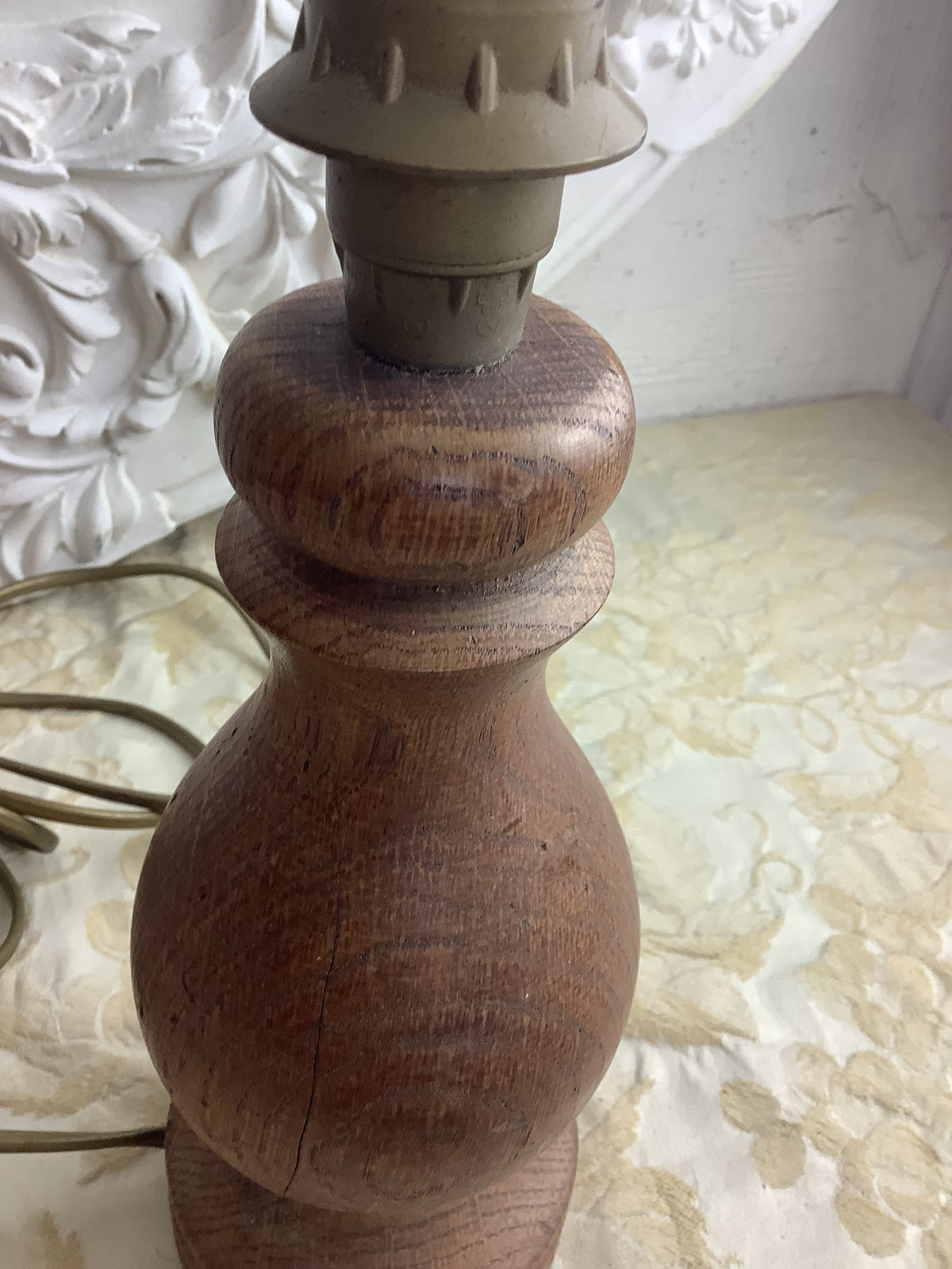 Ancien pied de lampe en chêne massif tourné, style rustique – Réf. 27P