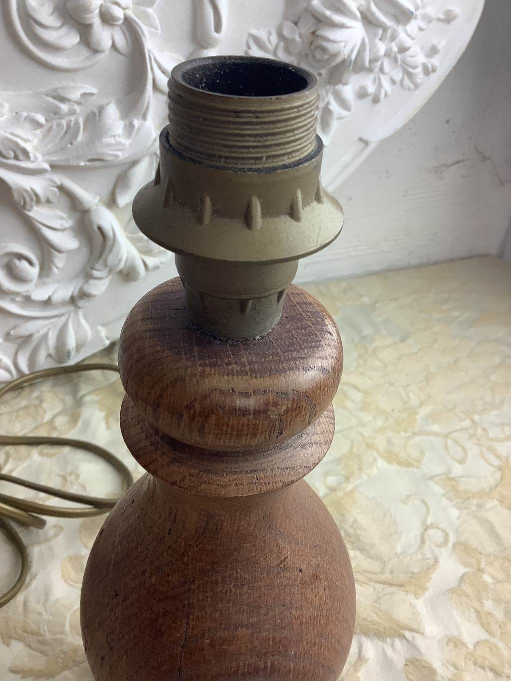 Ancien pied de lampe en chêne massif tourné, style rustique – Réf. 27P