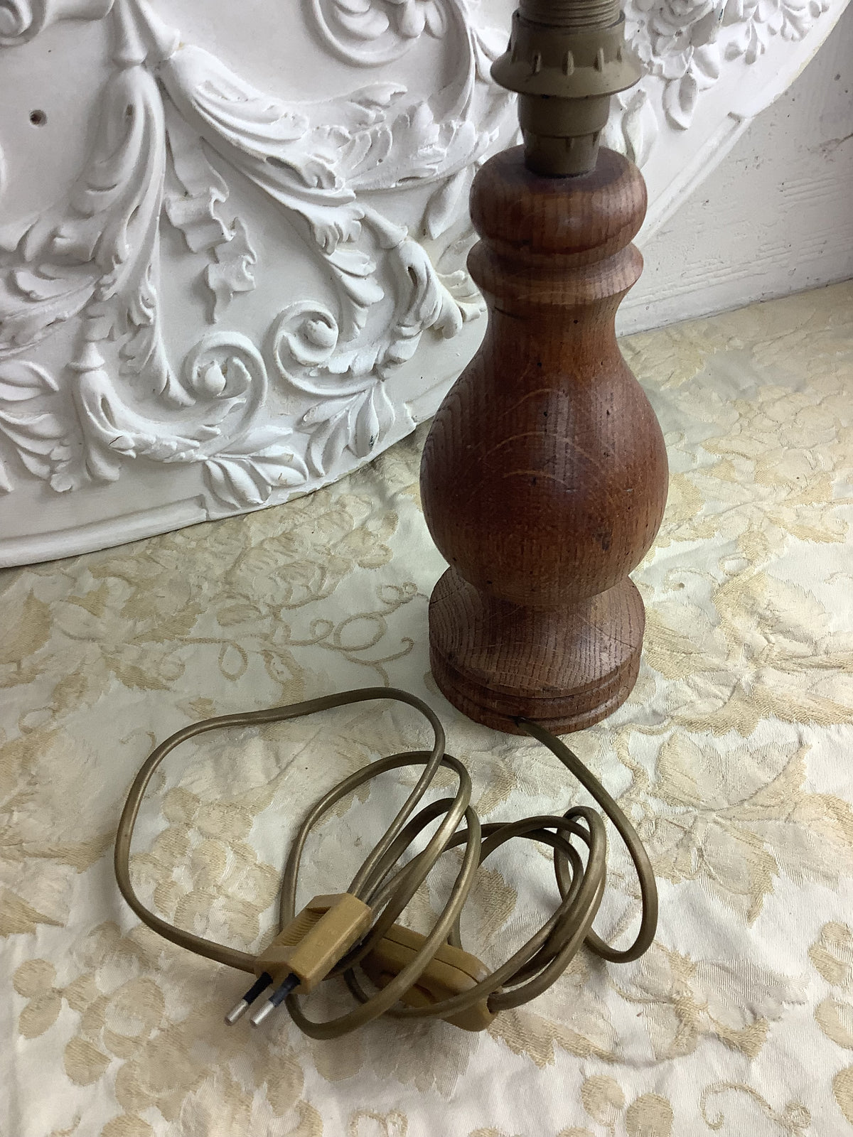 Ancien pied de lampe en chêne massif tourné, style rustique – Réf. 27P