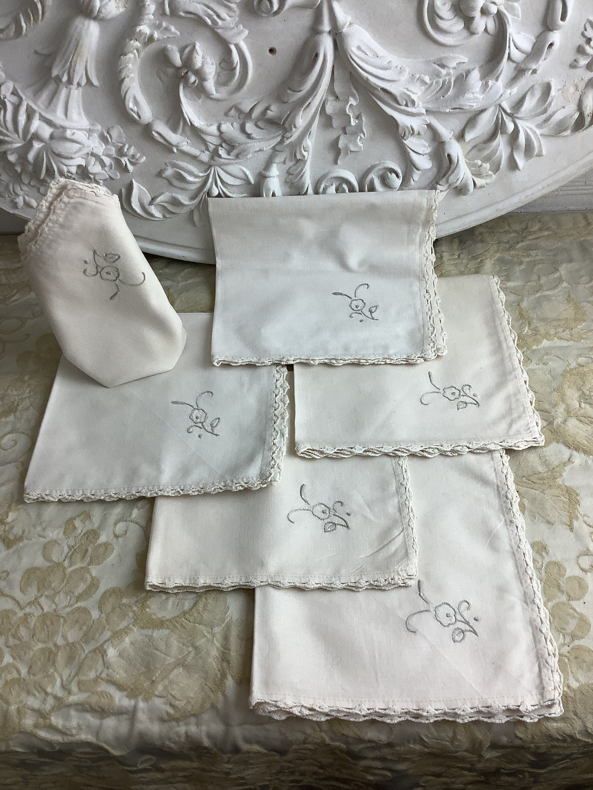 Lot de 6 serviettes de table anciennes en lin brodé main, dentelle au crochet – Réf. 191