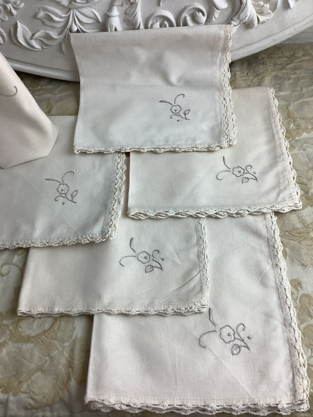 Lot de 6 serviettes de table anciennes en lin brodé main, dentelle au crochet – Réf. 191