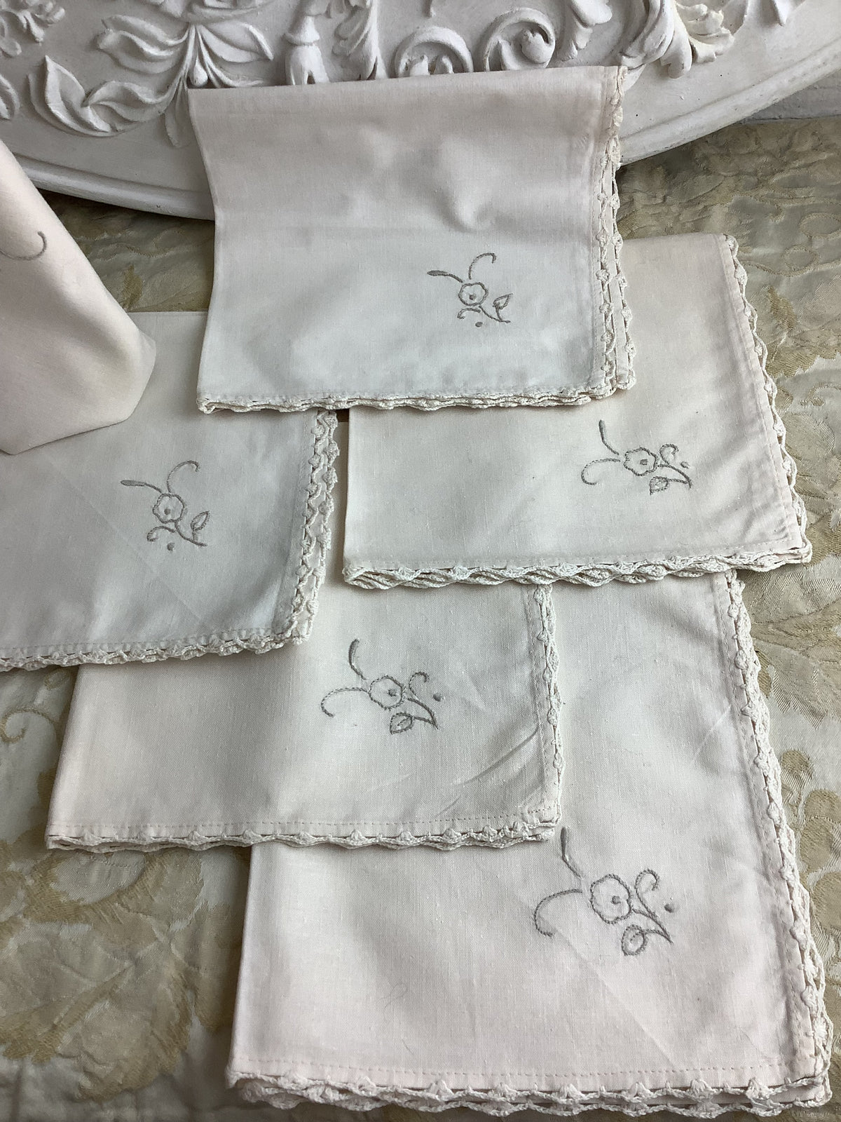 Lot de 6 serviettes de table anciennes en lin brodé main, dentelle au crochet – Réf. 191