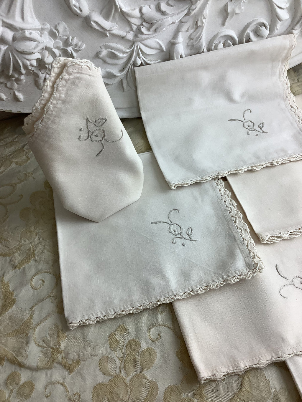 Lot de 6 serviettes de table anciennes en lin brodé main, dentelle au crochet – Réf. 191