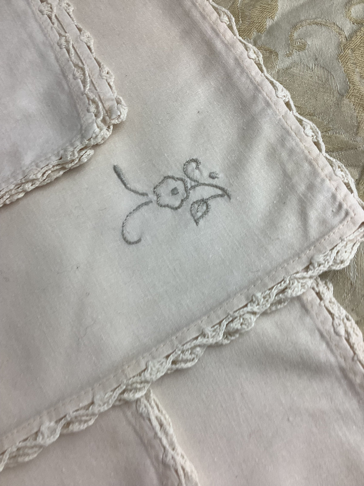 Lot de 6 serviettes de table anciennes en lin brodé main, dentelle au crochet – Réf. 191