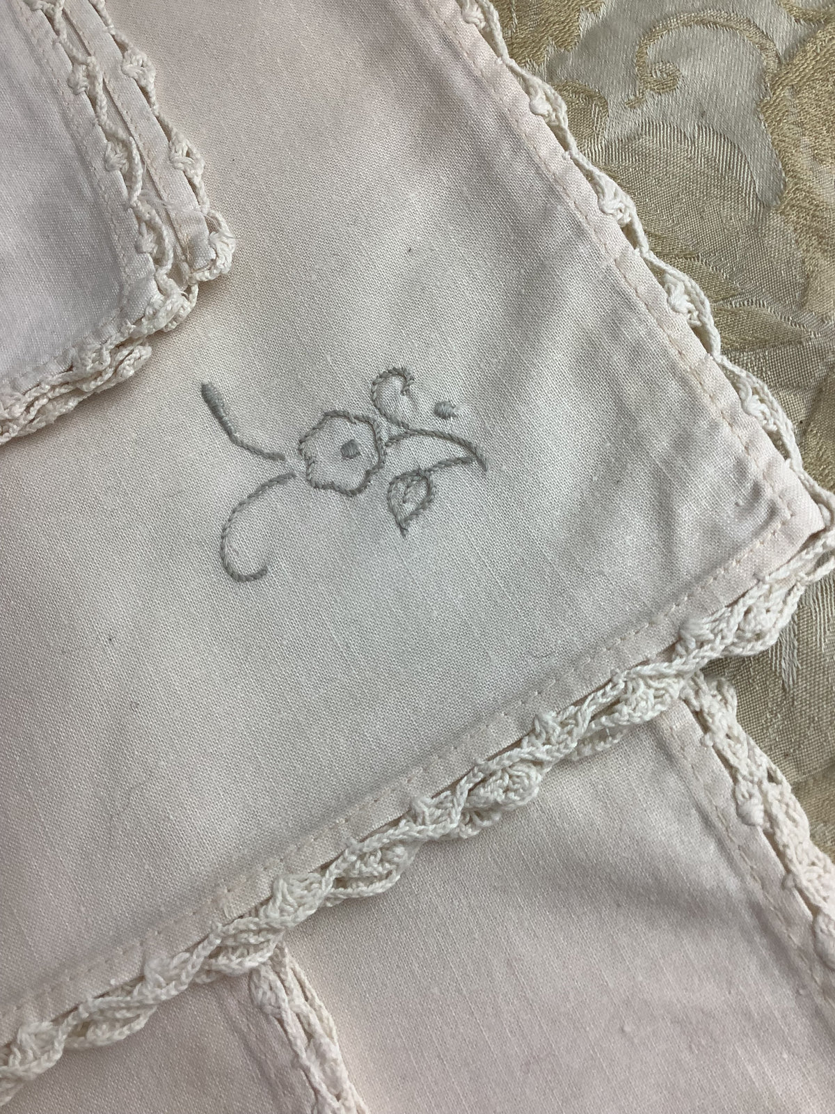 Lot de 6 serviettes de table anciennes en lin brodé main, dentelle au crochet – Réf. 191