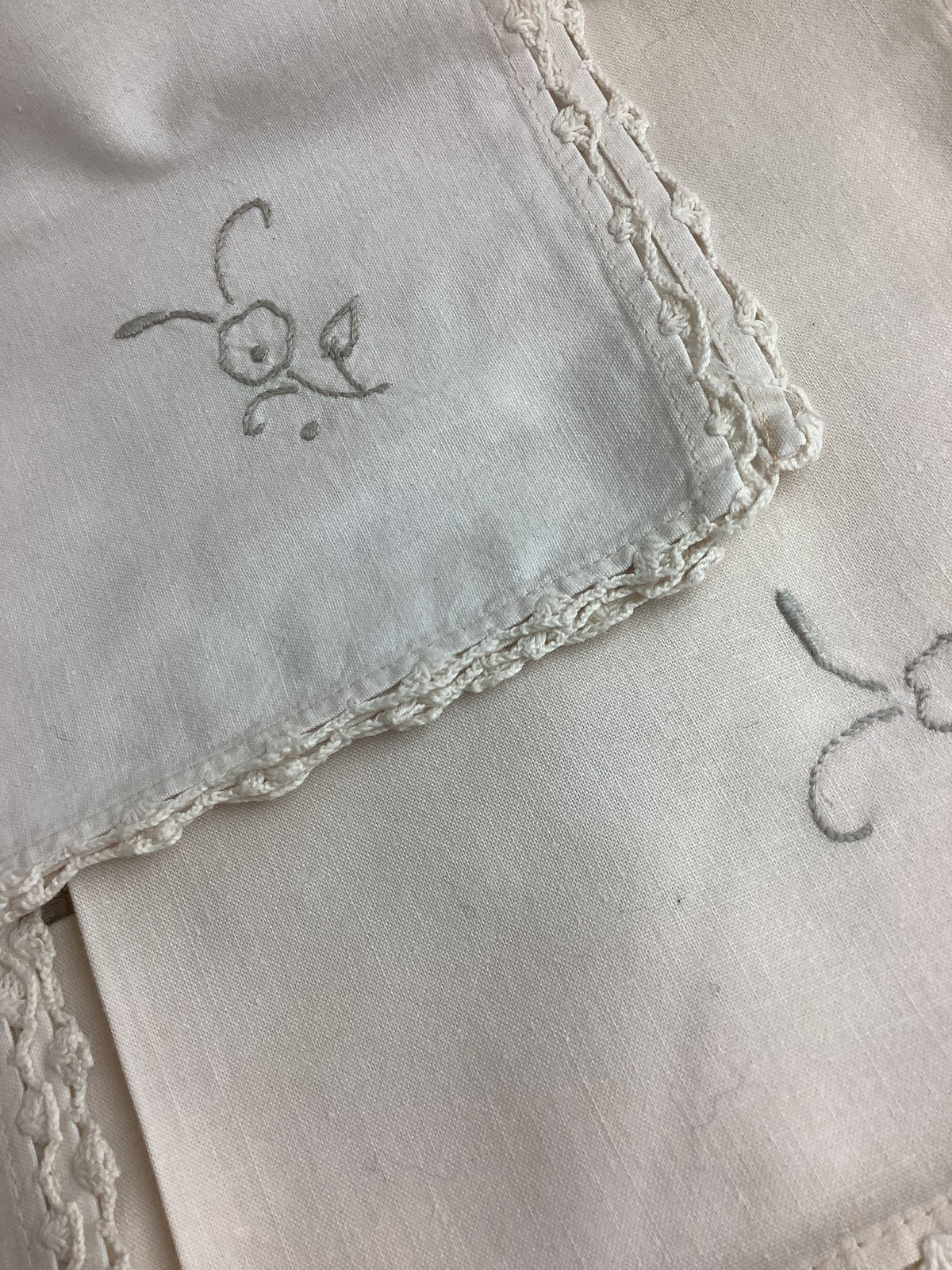 Lot de 6 serviettes de table anciennes en lin brodé main, dentelle au crochet – Réf. 191