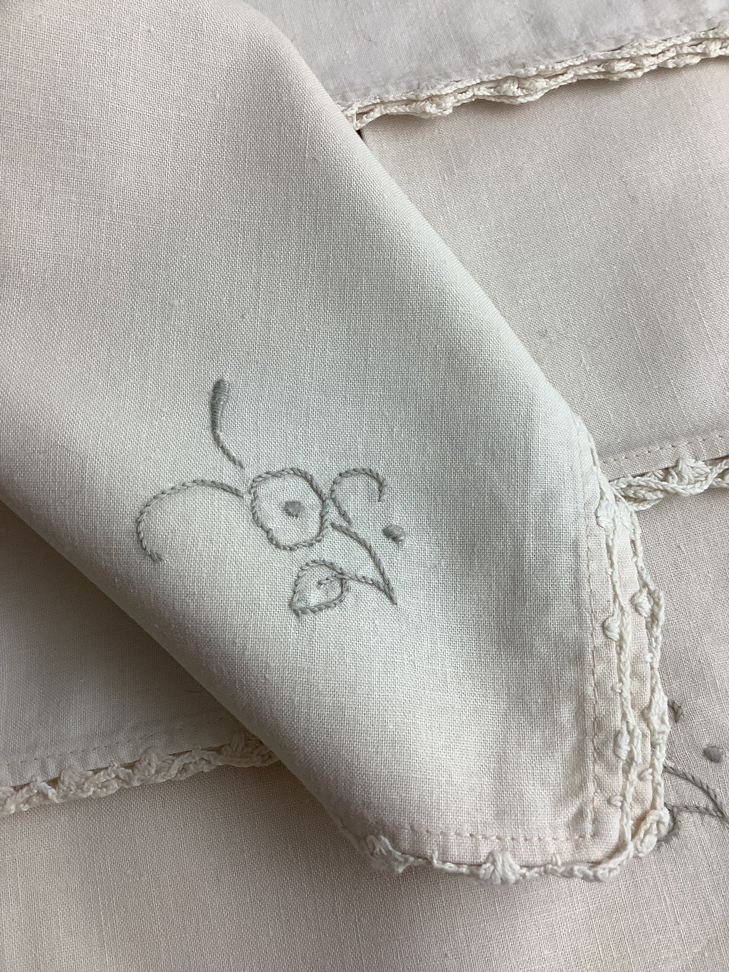 Lot de 6 serviettes de table anciennes en lin brodé main, dentelle au crochet – Réf. 191
