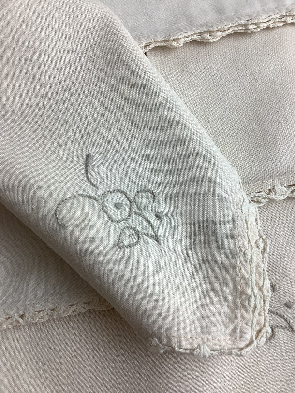 Lot de 6 serviettes de table anciennes en lin brodé main, dentelle au crochet – Réf. 191