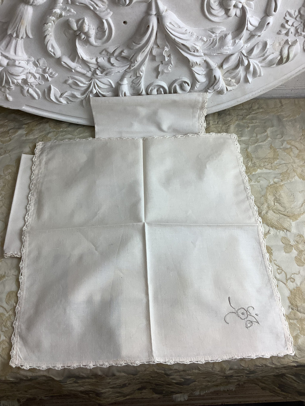 Lot de 6 serviettes de table anciennes en lin brodé main, dentelle au crochet – Réf. 191