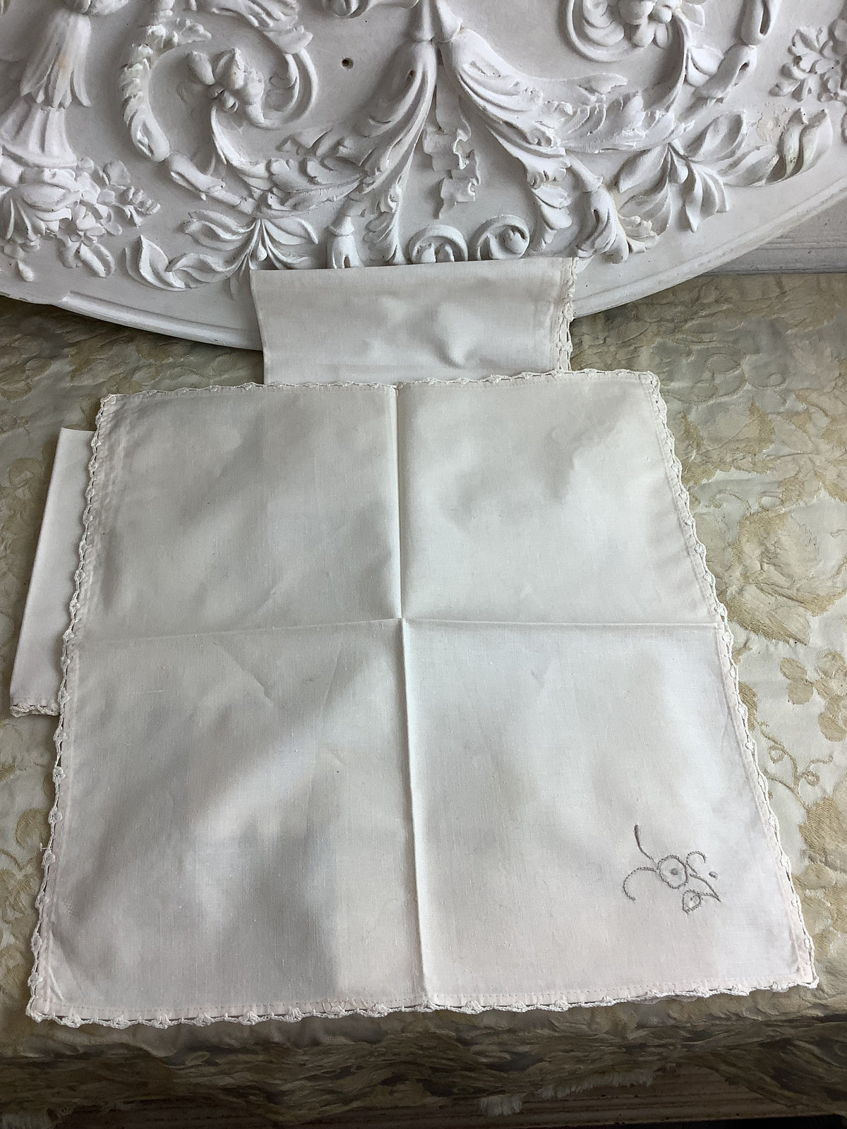 Lot de 6 serviettes de table anciennes en lin brodé main, dentelle au crochet – Réf. 191