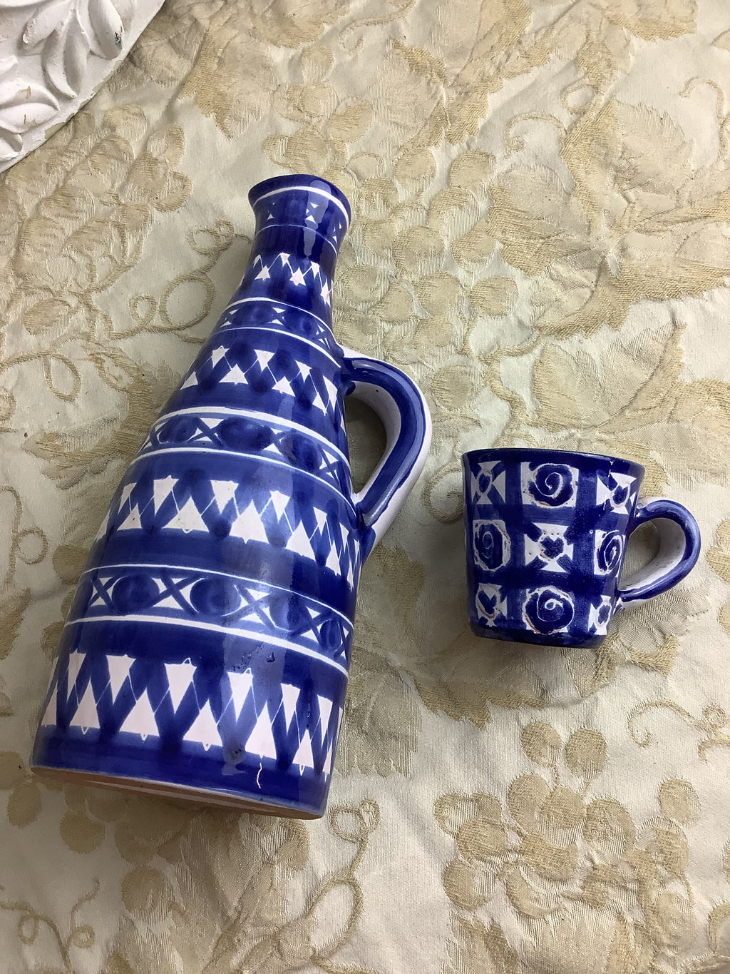 Pichet carafe en céramique bleu cobalt et blanc avec gobelet assorti – Réf. 27S