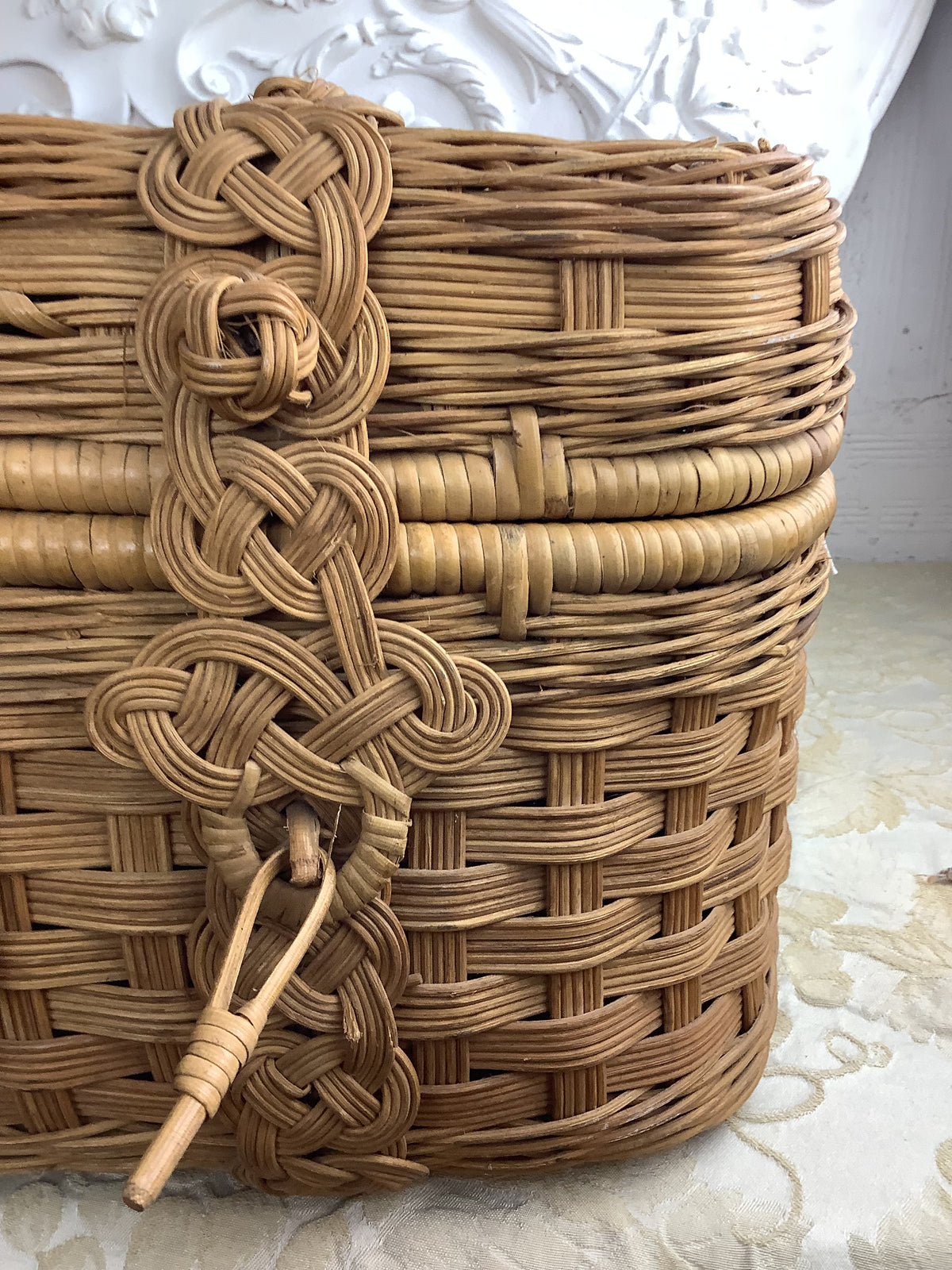 Ancienne valise de pique-nique en vannerie française, style Art Déco – Réf. 27D