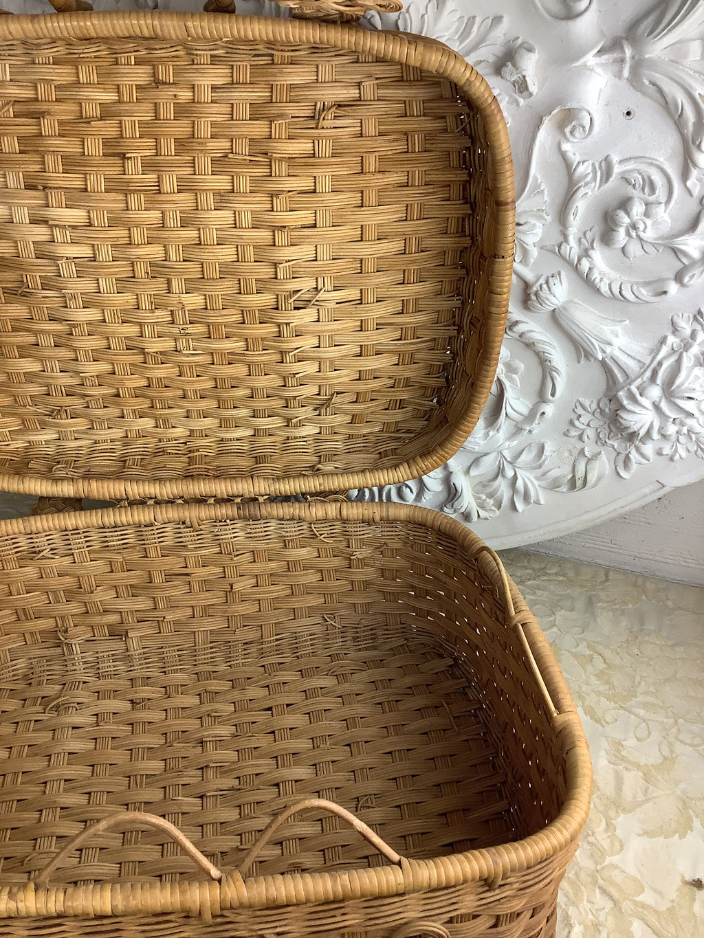 Ancienne valise de pique-nique en vannerie française, style Art Déco – Réf. 27D