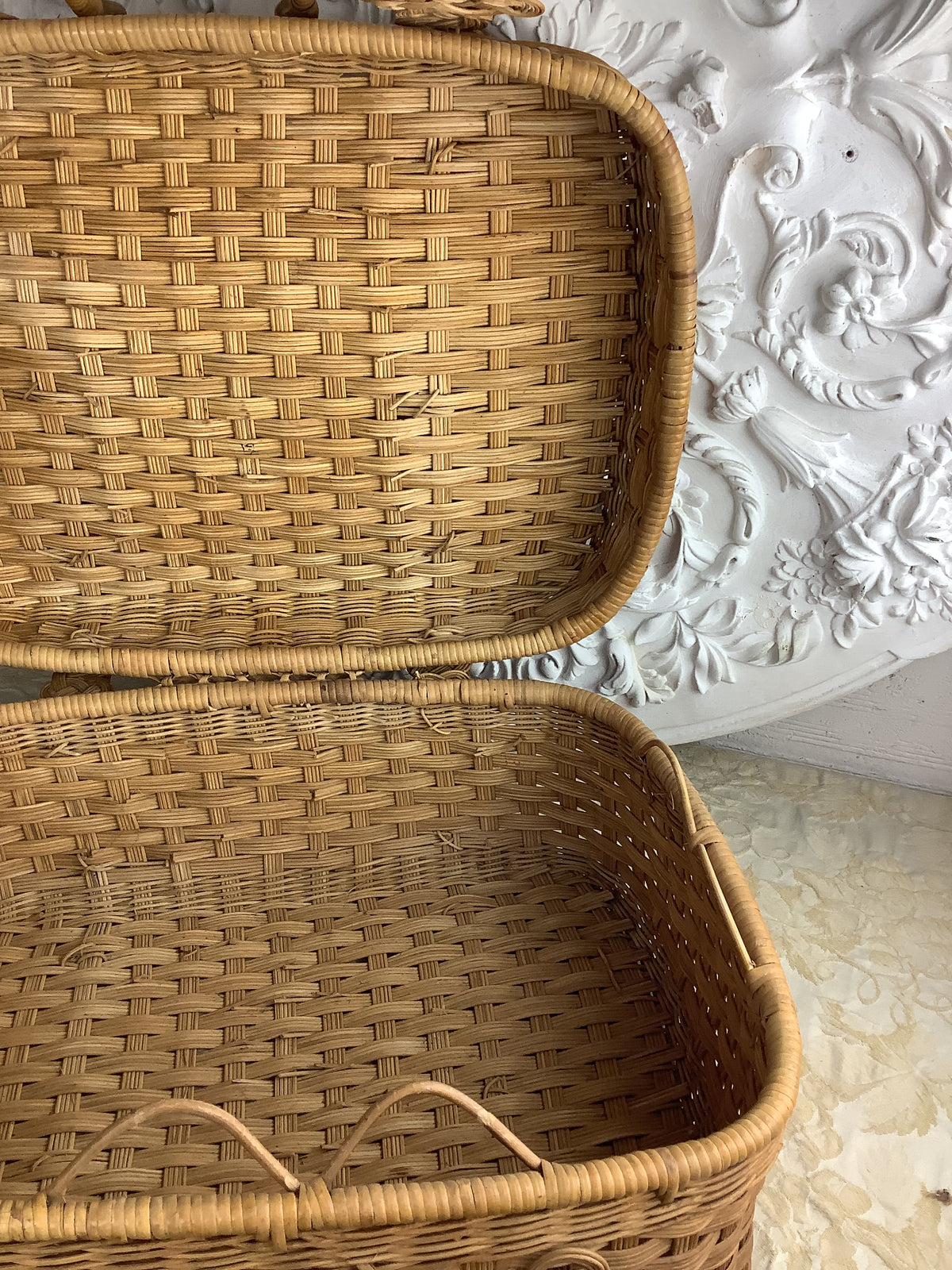 Ancienne valise de pique-nique en vannerie française, style Art Déco – Réf. 27D