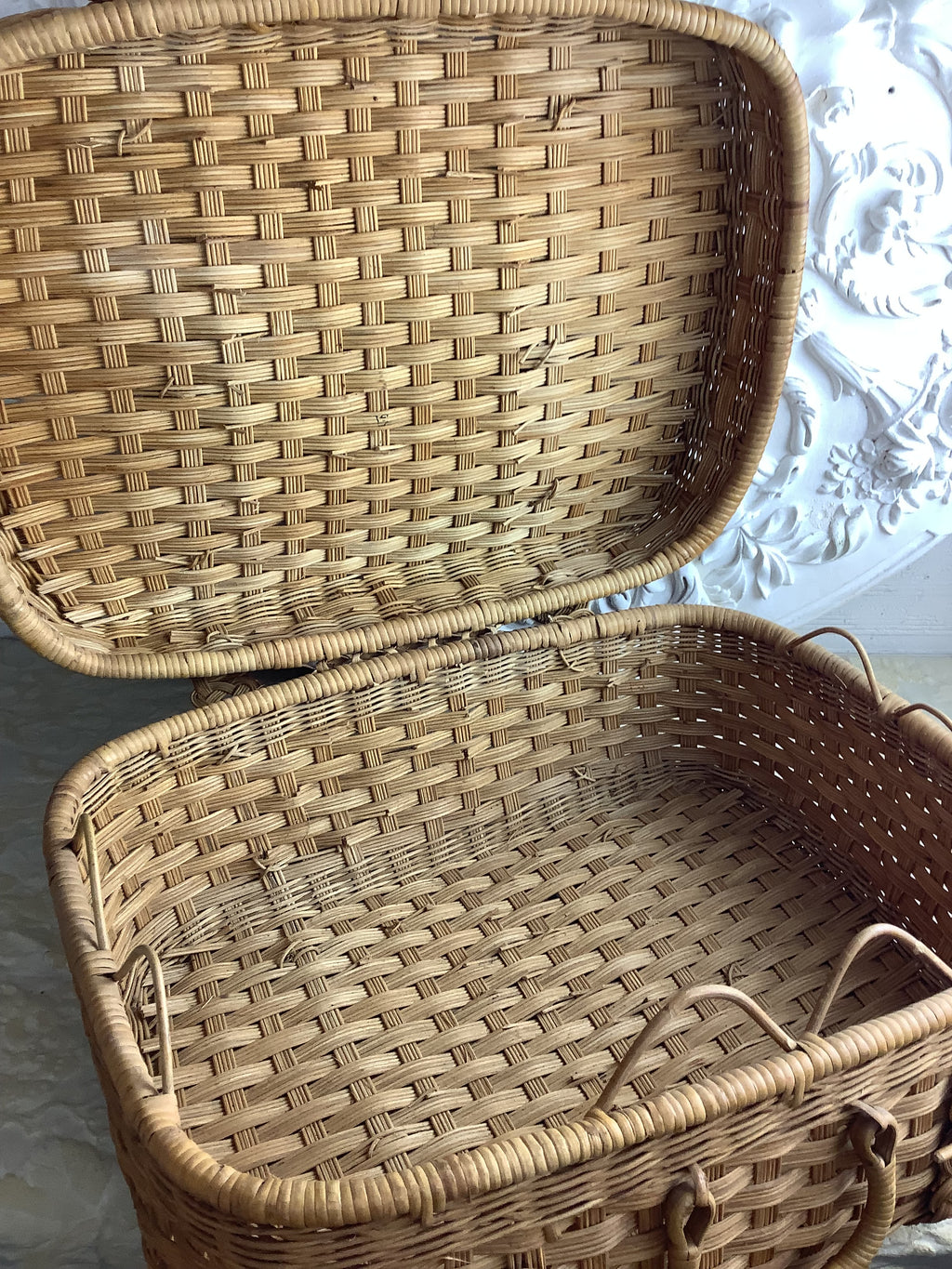 Ancienne valise de pique-nique en vannerie française, style Art Déco – Réf. 27D