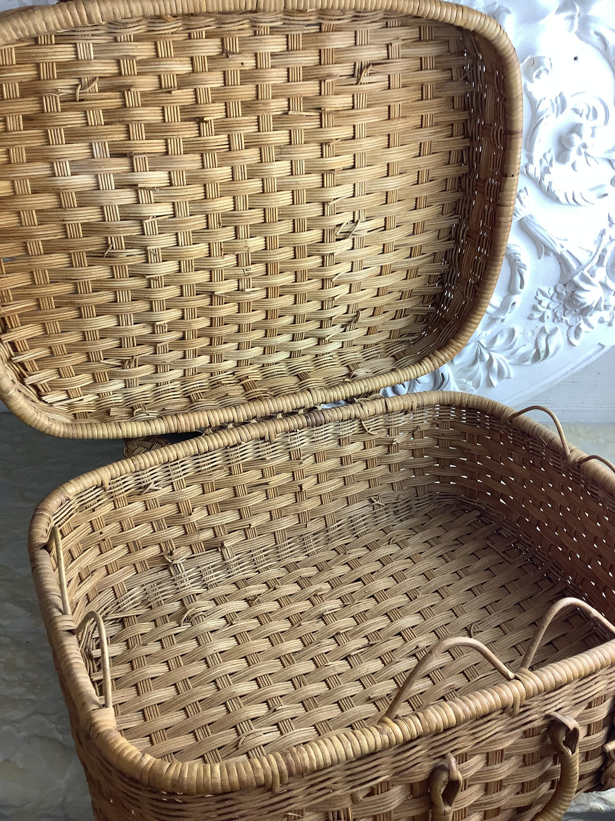 Ancienne valise de pique-nique en vannerie française, style Art Déco – Réf. 27D