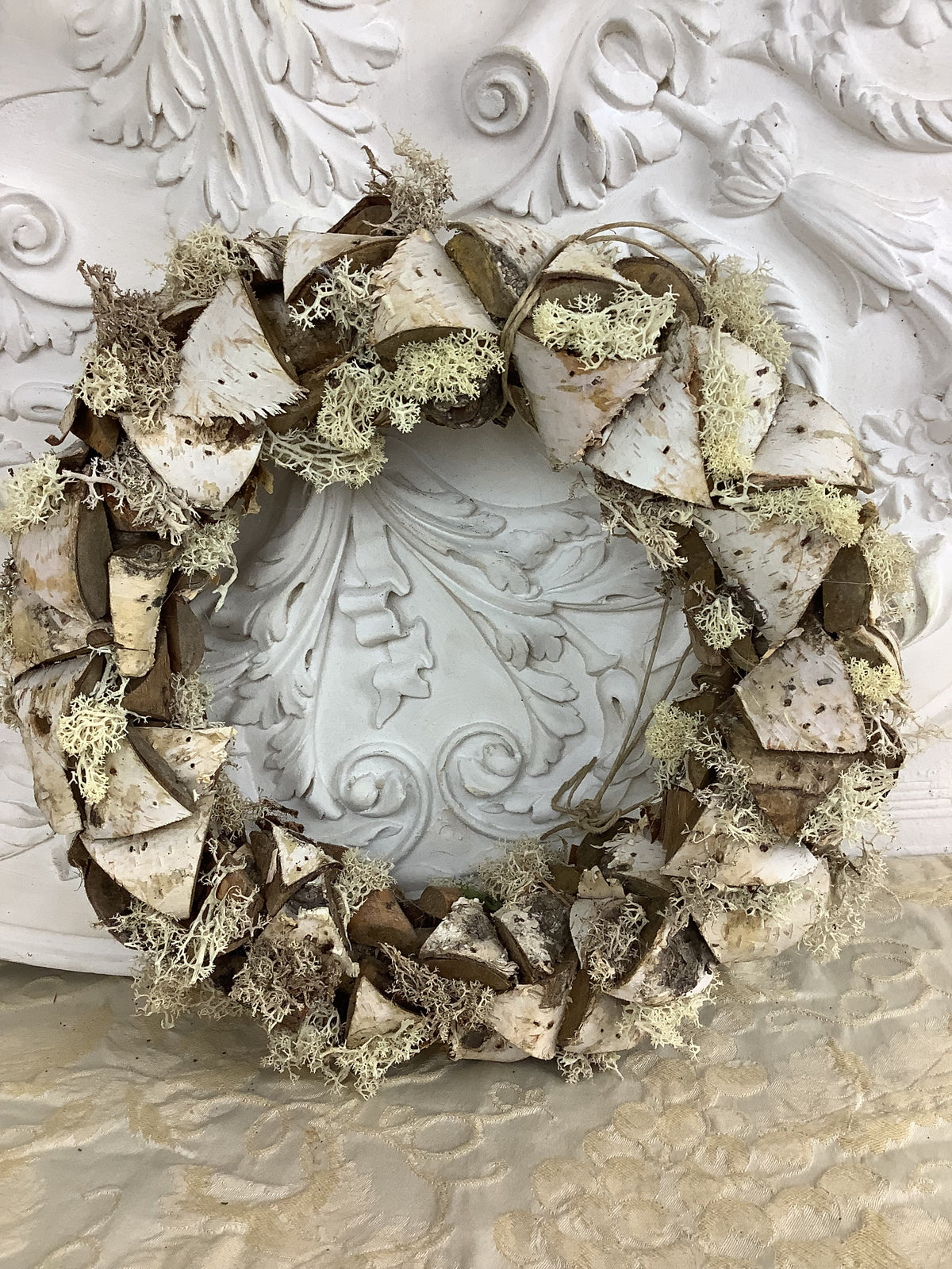 Couronne décorative végétale en écorce de bouleau et mousse d’Islande – REF C13