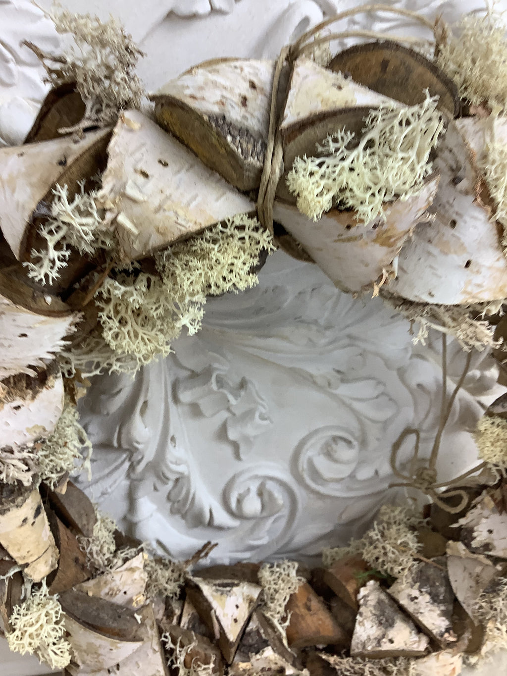 Couronne décorative végétale en écorce de bouleau et mousse d’Islande – REF C13