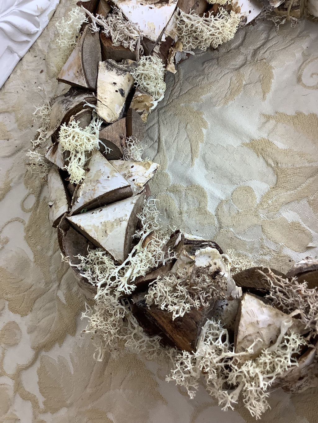 Couronne décorative végétale en écorce de bouleau et mousse d’Islande – REF C13