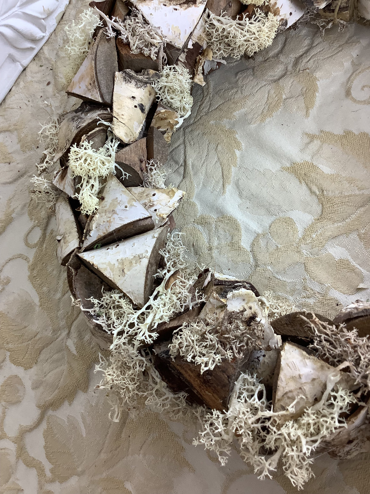 Couronne décorative végétale en écorce de bouleau et mousse d’Islande – REF C13
