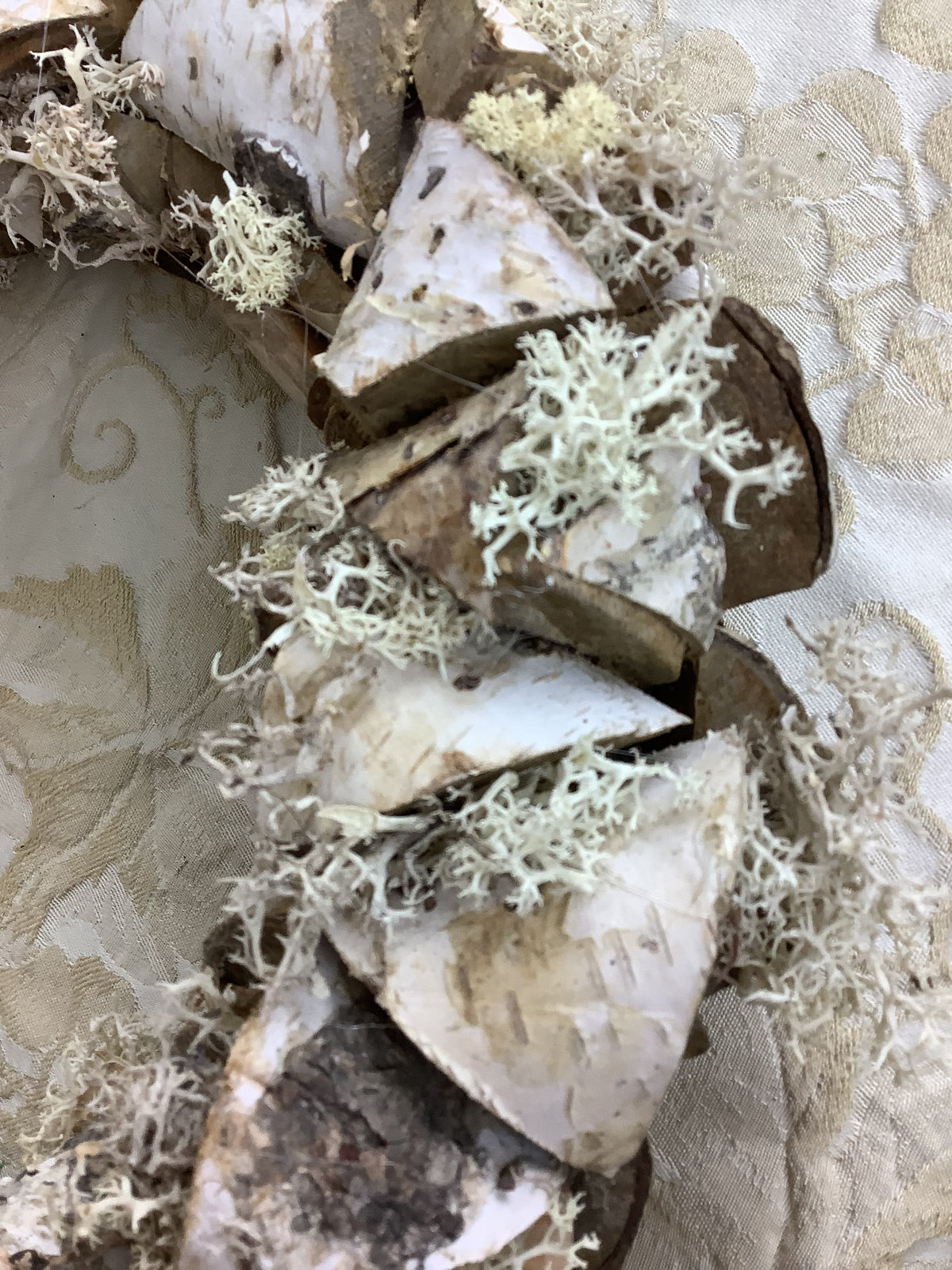 Couronne décorative végétale en écorce de bouleau et mousse d’Islande – REF C13