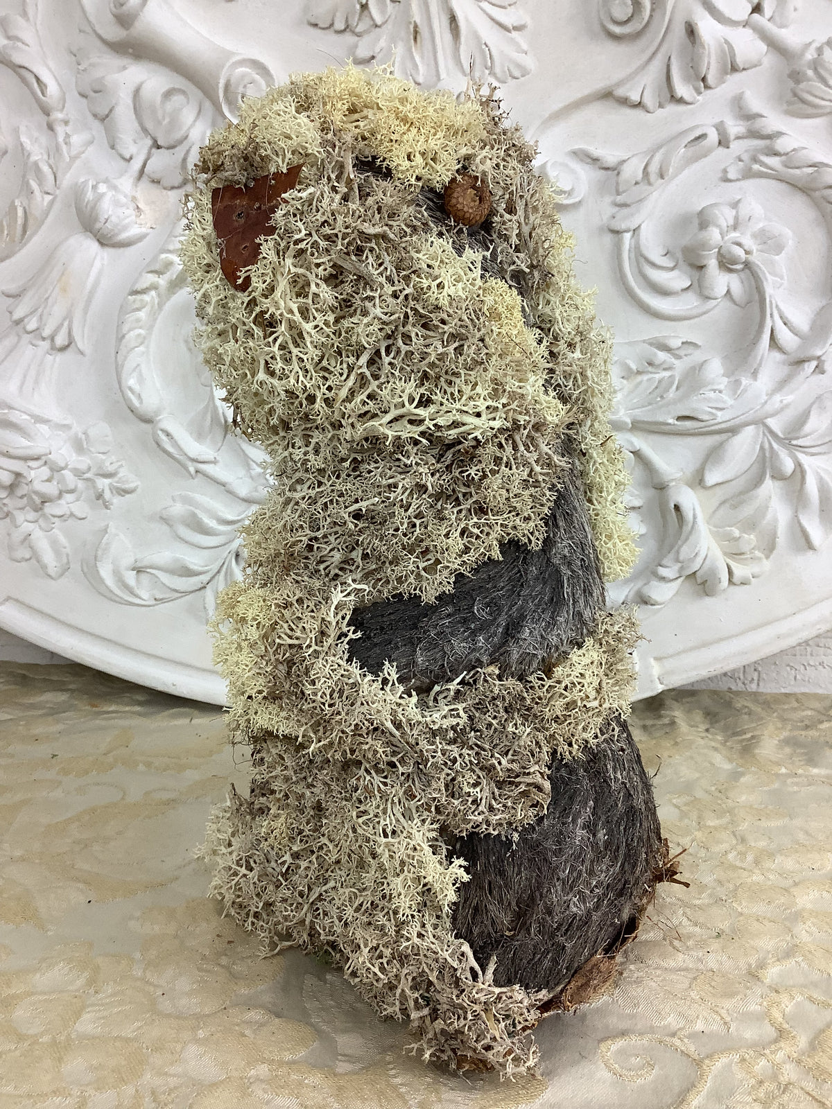 Marmotte décorative artisanale en écorce et mousse d’Islande – REF C11