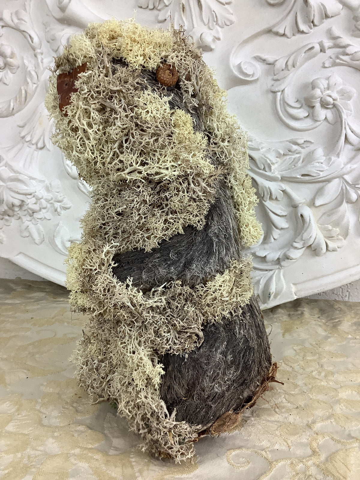 Marmotte décorative artisanale en écorce et mousse d’Islande – REF C11