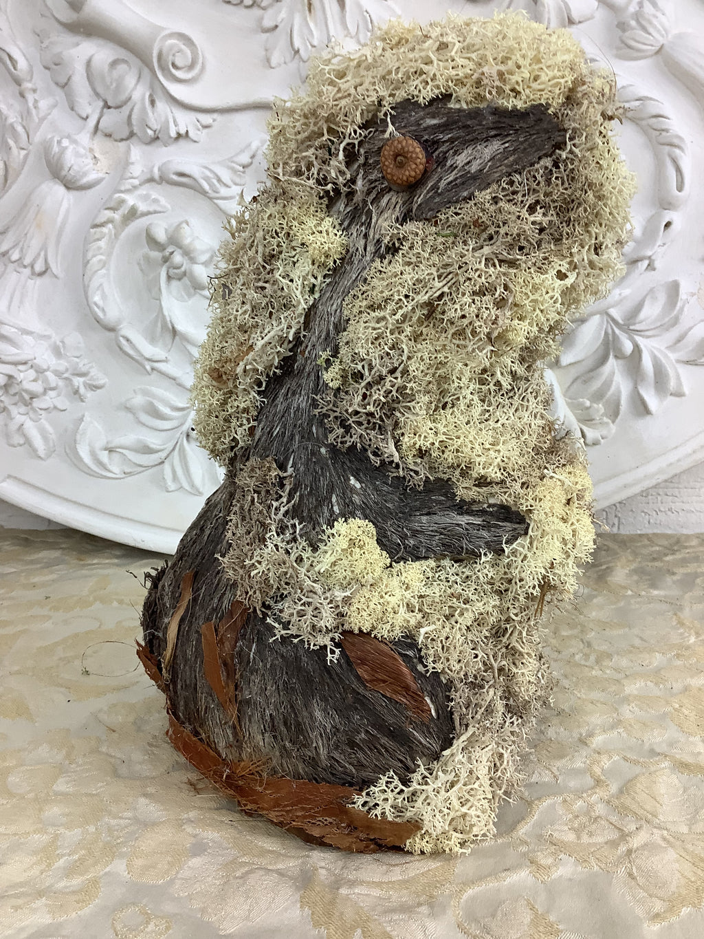 Marmotte décorative artisanale en écorce et mousse d’Islande – REF C11