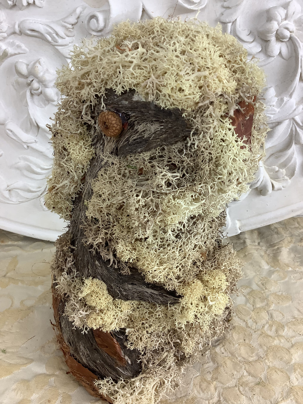 Marmotte décorative artisanale en écorce et mousse d’Islande – REF C11