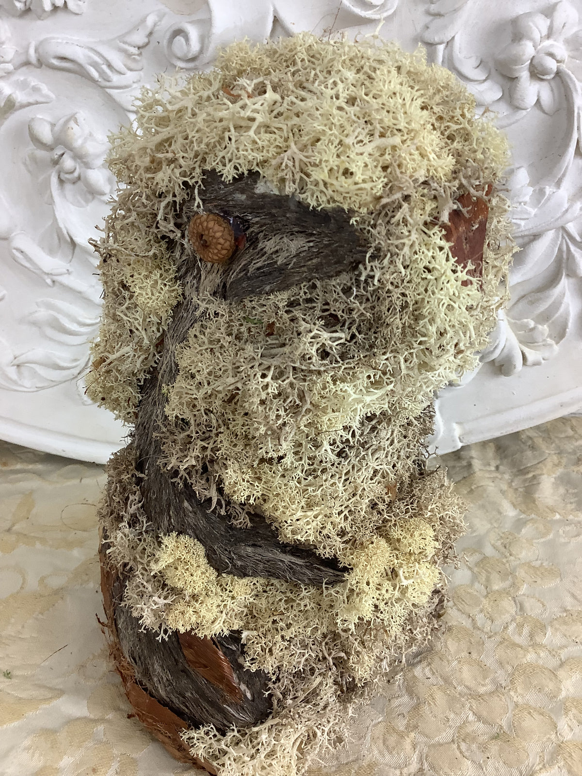 Marmotte décorative artisanale en écorce et mousse d’Islande – REF C11