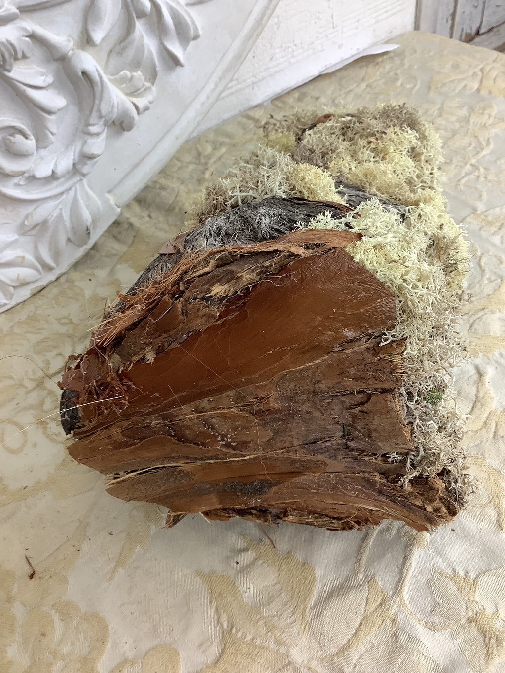 Marmotte décorative artisanale en écorce et mousse d’Islande – REF C11