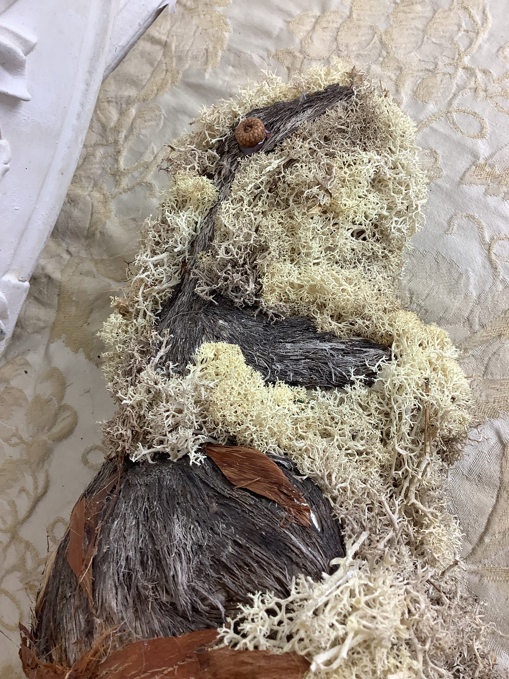 Marmotte décorative artisanale en écorce et mousse d’Islande – REF C11