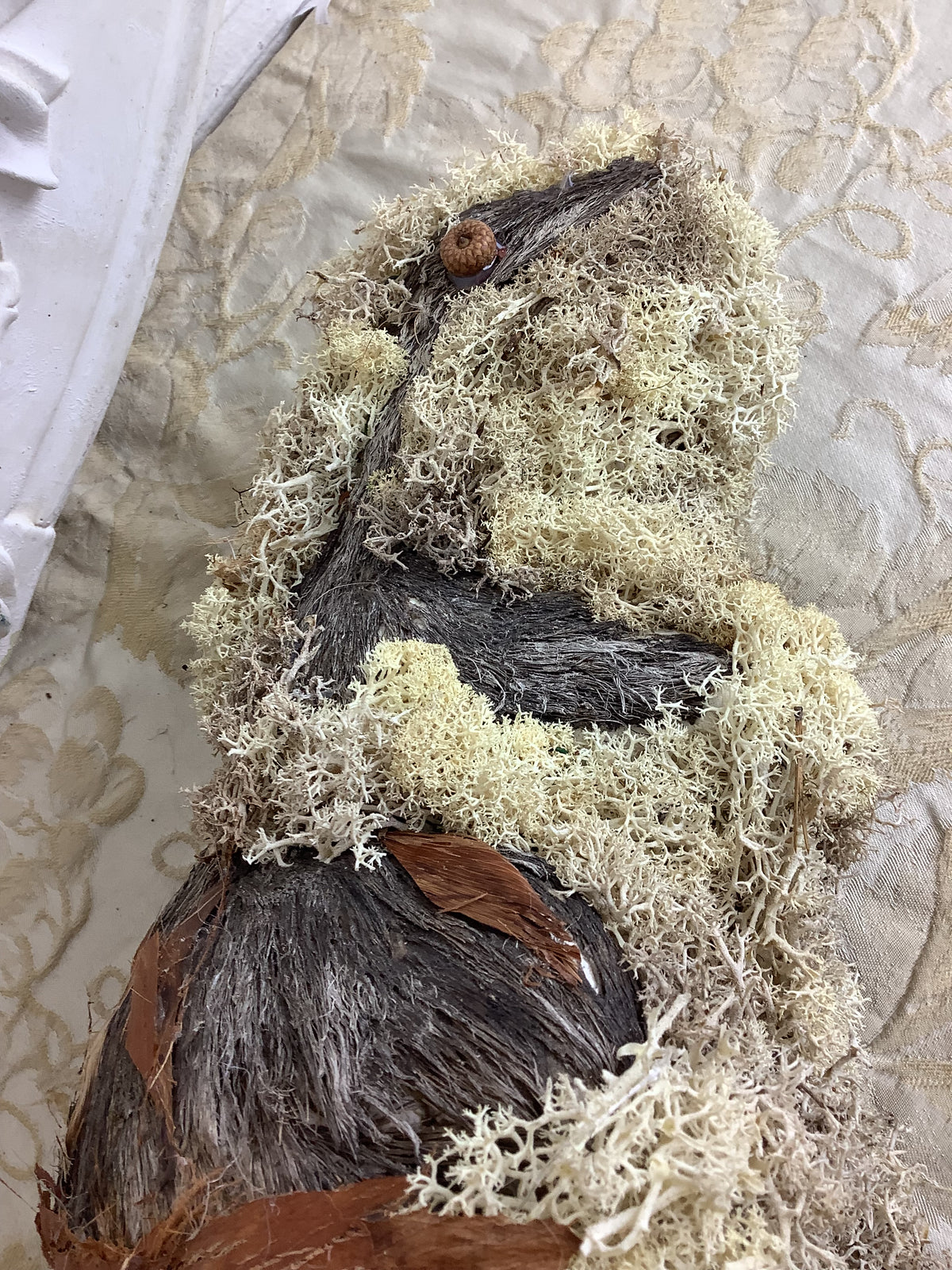 Marmotte décorative artisanale en écorce et mousse d’Islande – REF C11