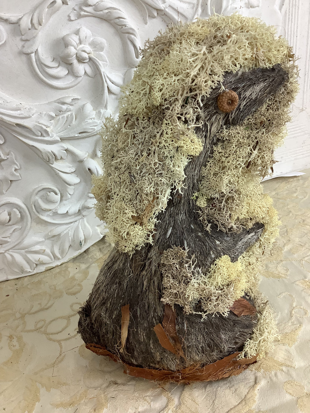 Marmotte décorative artisanale en écorce et mousse d’Islande – REF C11