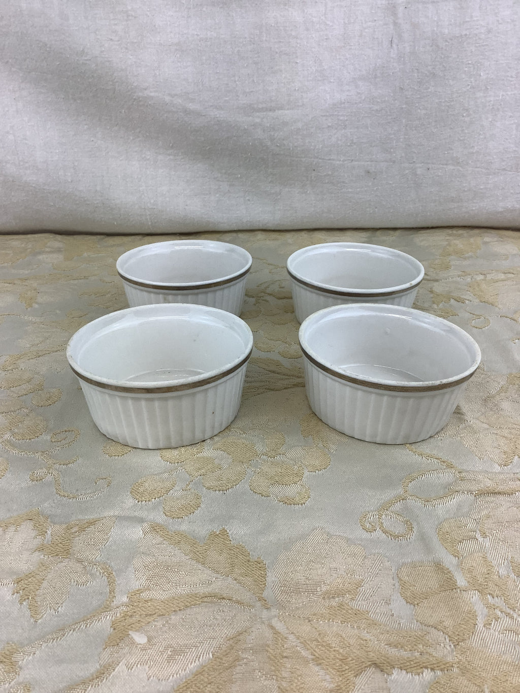Lot de 4 coupes à soufflé en porcelaine blanche, liseré argenté – Ref 12F