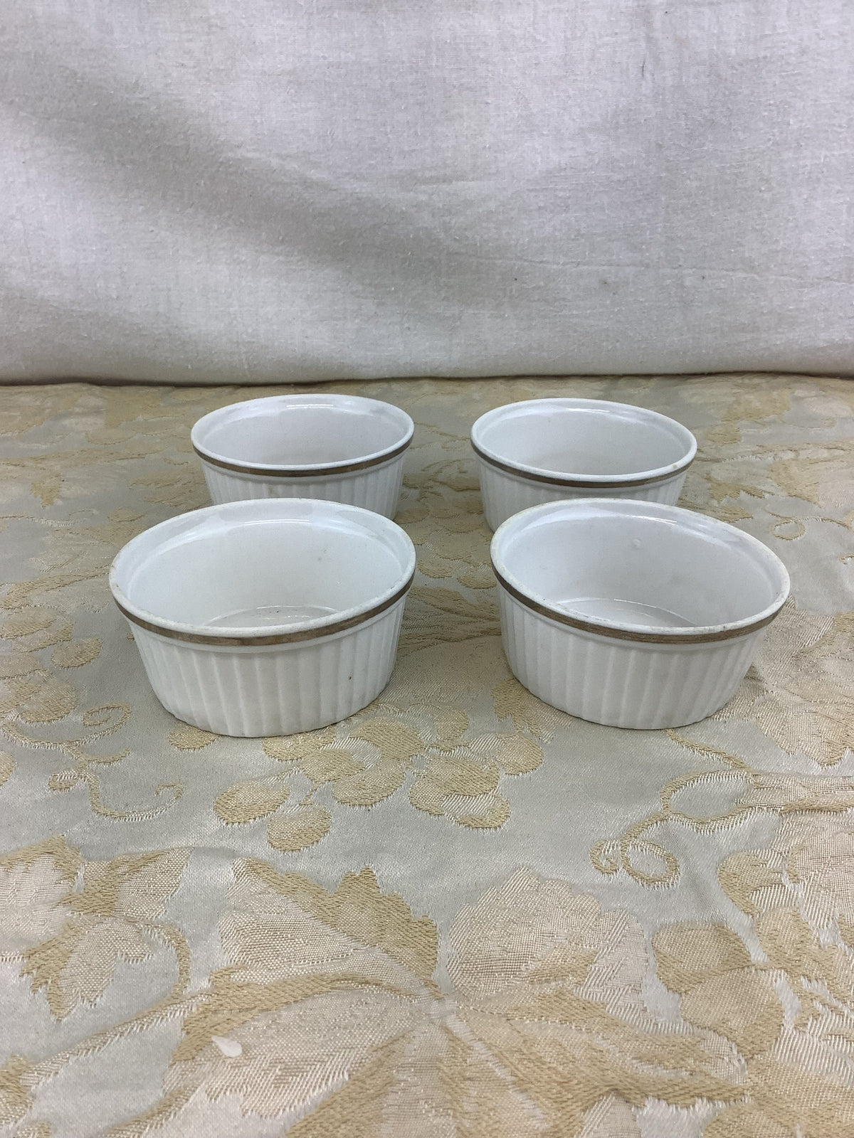 Lot de 4 coupes à soufflé en porcelaine blanche, liseré argenté – Ref 12F